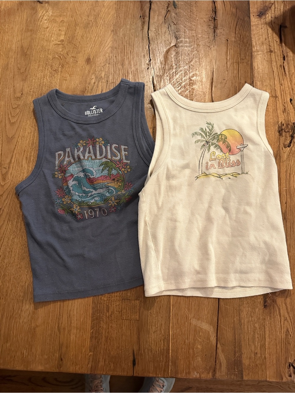 2 Hollister tanks XS